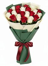 Букет Микс из красных и белых роз в Щёлково