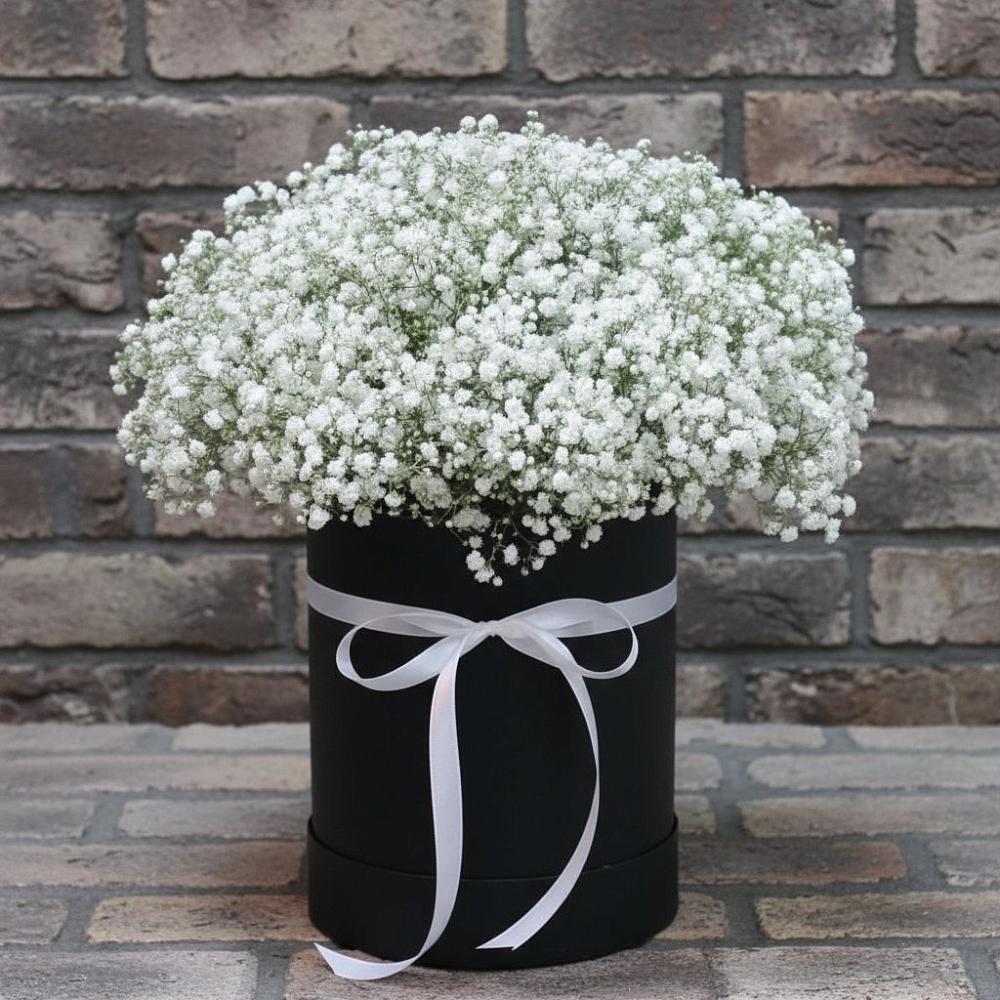 Цветочная композиция из Гипсофила в шляпной коробке в Щёлково