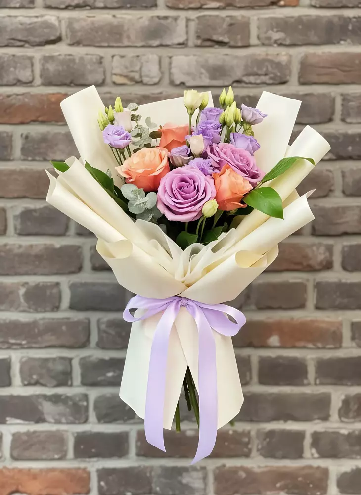 Букет цветов из: Лизиантусы и Розы в Щёлково