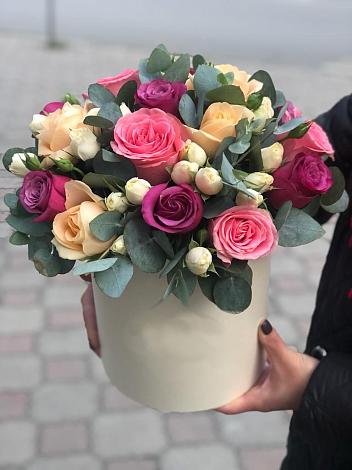 Цветочная композиция из Розы в шляпной коробке в Щёлково