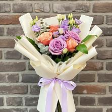 Букет цветов из:  Лизиантусы и Розы в Щёлково