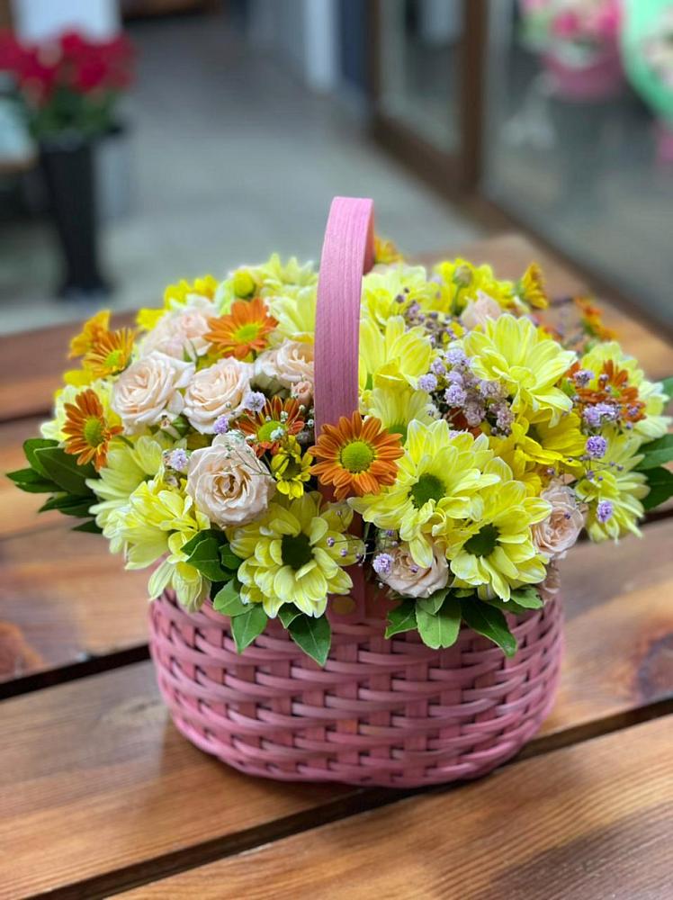 Цветочная композиция из Хризантемы и Розы в корзине в Щёлково