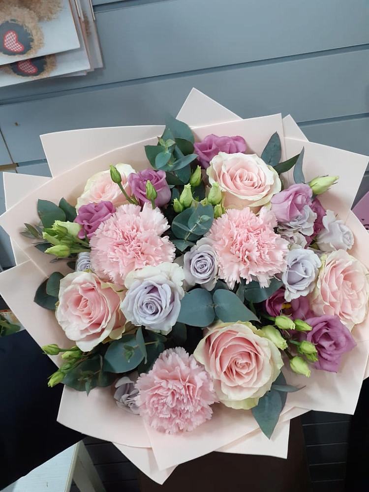 Букет цветов из: Розы, Гвоздики и Лизиантусы в Щёлково